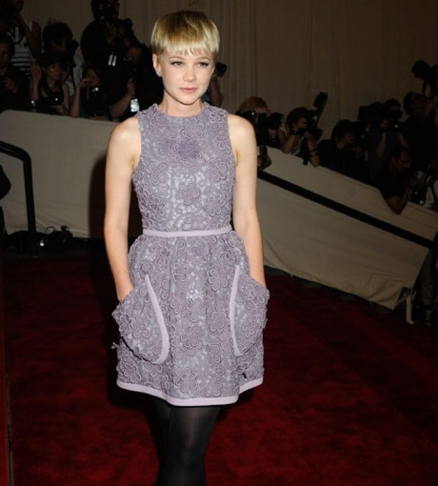 Carey Mulligan bezauberte in einem ärmellosen Kleid von Miu Miu mit großen Seitentaschen