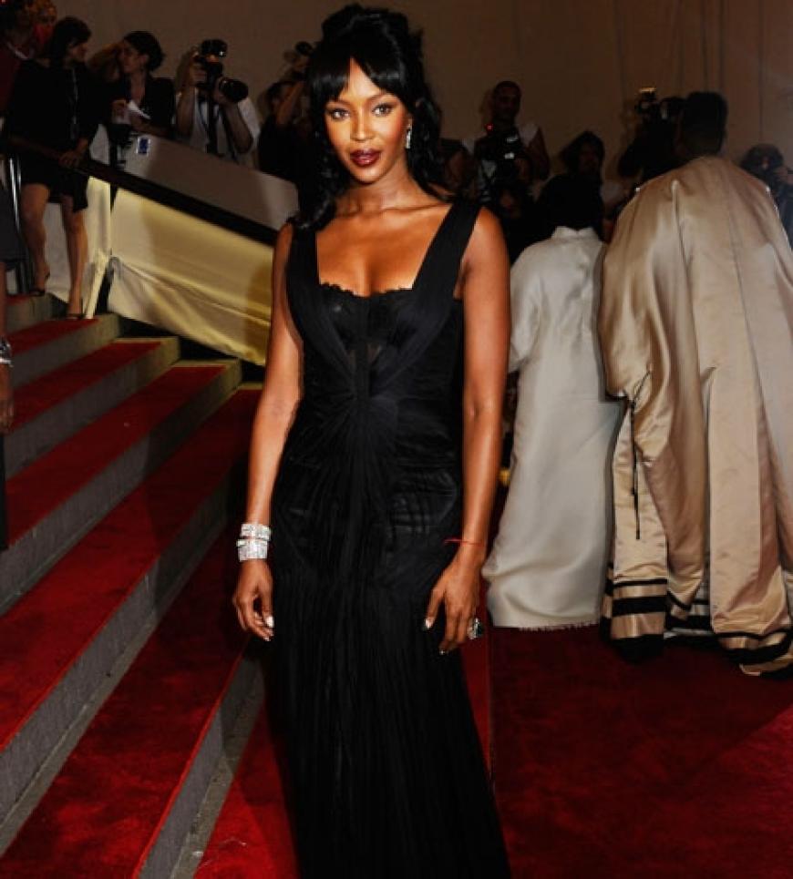 Naomi Campbell ließ sich ohne Kreisch - und Heulanfall und ganz geduldigt auf dem roten Teppich fotografieren
