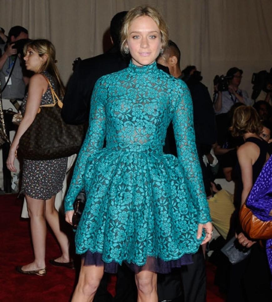 Es ist die schillerndste Party von New York. Mit dabei auch Schauspielerin Chloe Sevigny. Die 35-jährige Trendsetterin entschied sich für ein hochgeschlossenes Kleid von Proenza Schouler