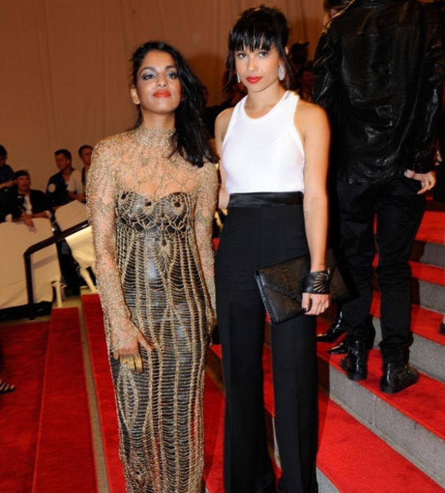 Zoe Kravitz kam gemeinsam mit einer Freundin M.I.A. Die Tochter von Lenny Kravitz entschloss sich für einen eleganten Hosenanzug von Alexander Wang für Gap