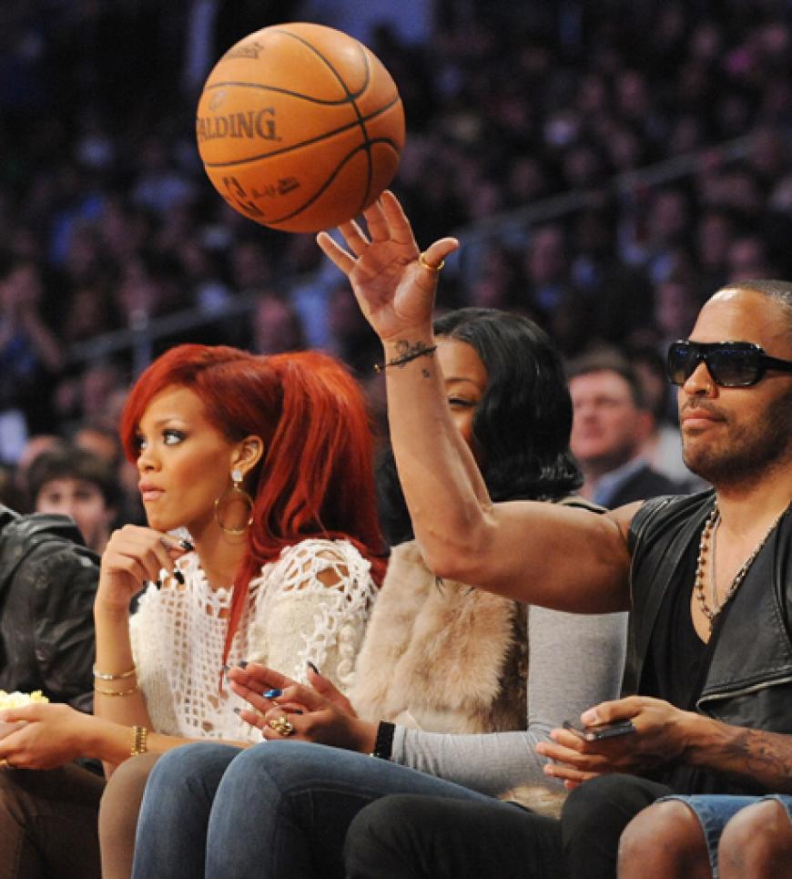 Gespannt verfolgen Rihanna und Lenny Kravitz das Spiel