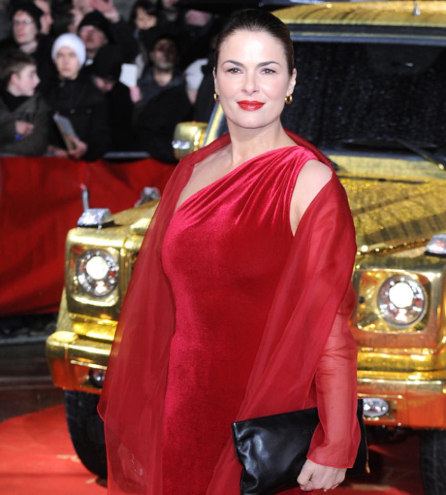 Die deutsche Schauspielerin Barbara Auer ganz in Rot
