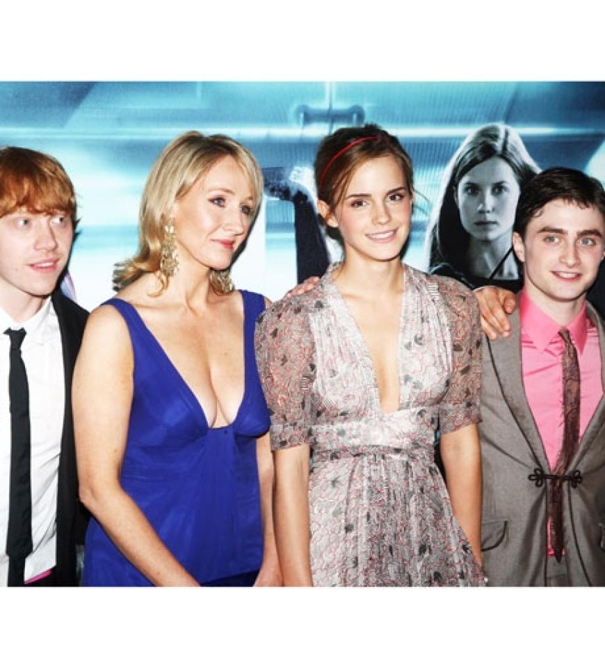 Die drei Hauptdarsteller der Potter-Filme posieren zusammen mit Bestseller-Autorin J.K. Rowling, die die Bücher über den Zauberlehrling schrieb