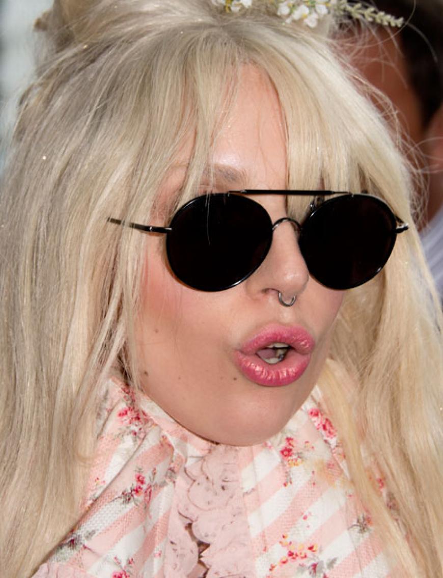 Neuer Look: die Sängerin trägt jetzt eine lange, blonde Perrücke und einen Nasenring