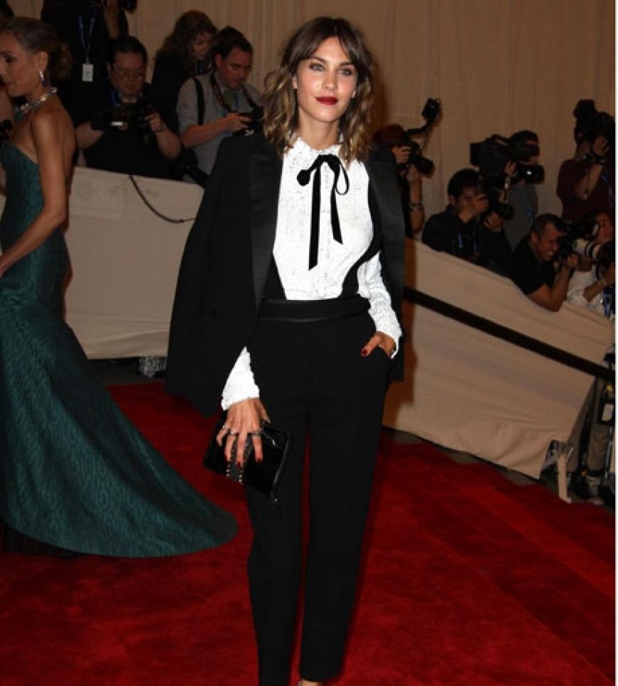 It-Girl Alexa Chung entschied sich gegen ein klassisches Gala-Outfit und trug einen Hosenanzug mit Hosenträgern und Kragenschleife