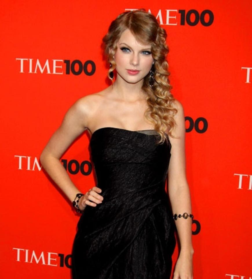 Taylor Swift gehört laut TIME Magazin auf Platz 32 der einflussreichsten Prominenten. Als Dank trat sie während der Verleihung auf und sorgte für die musikalische Unterhaltung