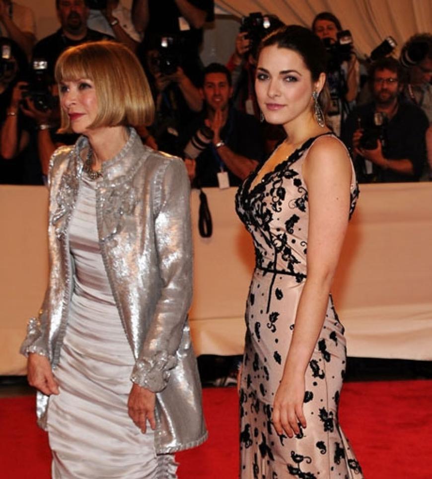 Ein eher seltenes Bild: Vogue-Chefredakteurin Anna Wintour gemeinsam mit ihrer Tochter Bee Shaffer auf dem roten Teppich. Sie ist übrigens nicht ambitioniert in die Fußstapfen ihrer Mutter zu treten