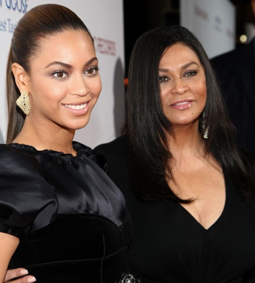 Beyoncé Knowles neben ihrer Mutter Tina. Die beiden arbeiten auch eng miteinander zusammen. So ist Tina auch Beyoncés Style-Beraterin und verantwortlich für die sexy Outfits der Sängerin