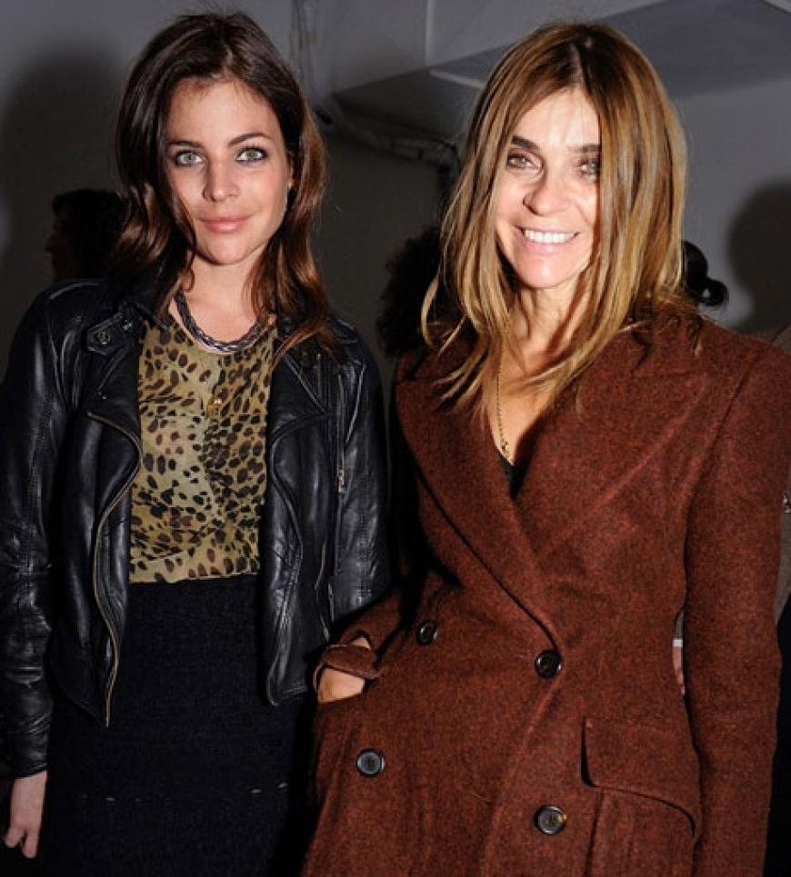 Die ehemalige französische Vogue-Chefin Carine Roitfeld mit ihrer Tochter Julia Restoin-Roitfeld. Julia ist Artdirektorin und arbeitet als Model. Außerdem gehören beide zu den Trendsettern Frankreichs