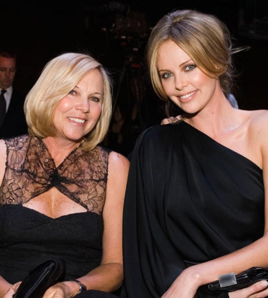 Charlize Theron neben ihrer Mutter Gerda, die übrigens deutscher Abstammung ist. Die Beiden verbindet ein tragisches Schicksal als Gerda 1991 aus Notwehr ihren Ehemann Charles erschossen hat, als er Mutter und Tochter umbringen wollte