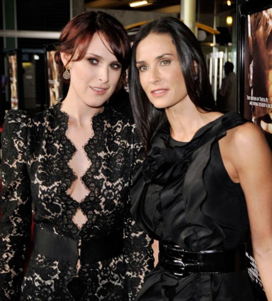 Rumer Willis trat bereits schon in jungen Jahren in die Fußstapfen ihrer berühmten Mutter Demi Moore. Außerdem haben die beiden ein sehr enges Verhältnis und gehen auch gern mal an den Kleiderschrank des anderen