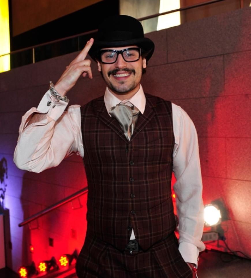 Schauspieler Manuel Cortez kam ohne Schirm, dafür mit Melone