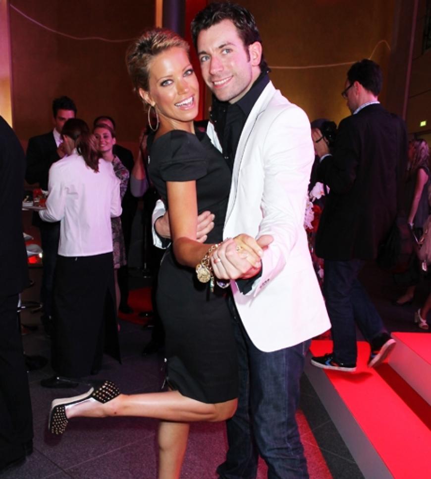 Da glühen die Tanzschuhe. Sylvie van der Vaart und Tanzpartner Christian Bärens geben auf dem OK!-Parkett alles