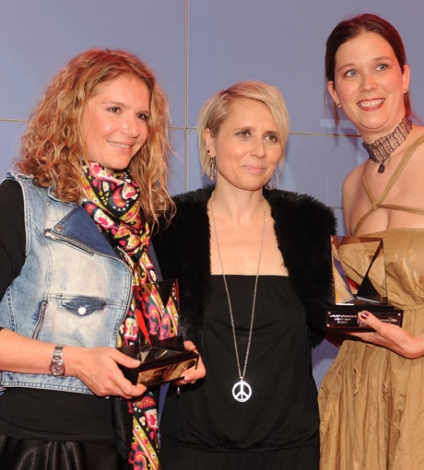 OK!-Chefredakteurin Alex Siemen (Mitte) überreicht die Preise der Kategorie Entertainment. Sony-Mitarbeiterin Sandra Kinzelmann nimmt den OK! Style Award für die Band