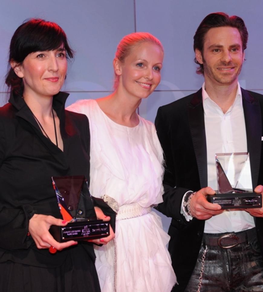 Janina Krinke überreicht den OK! Style Award in der Kategorie Accessoires. Gewonnen haben