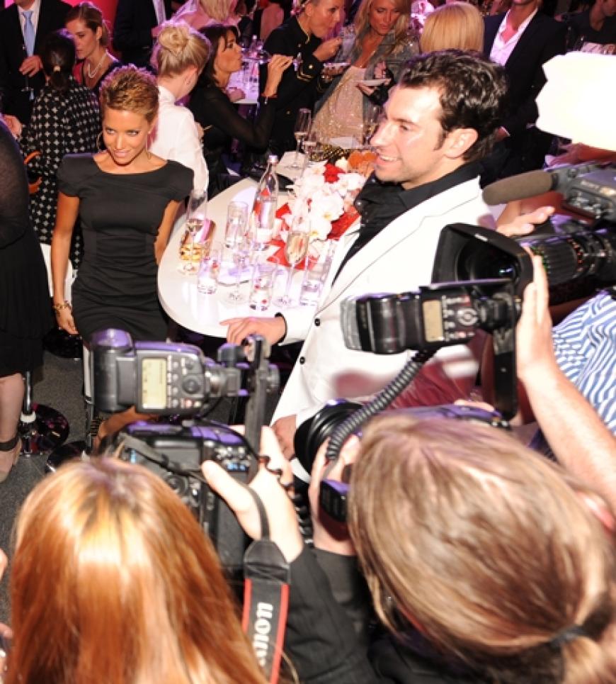 Unzählige Fotografen belagern Sylvie van der Vaart