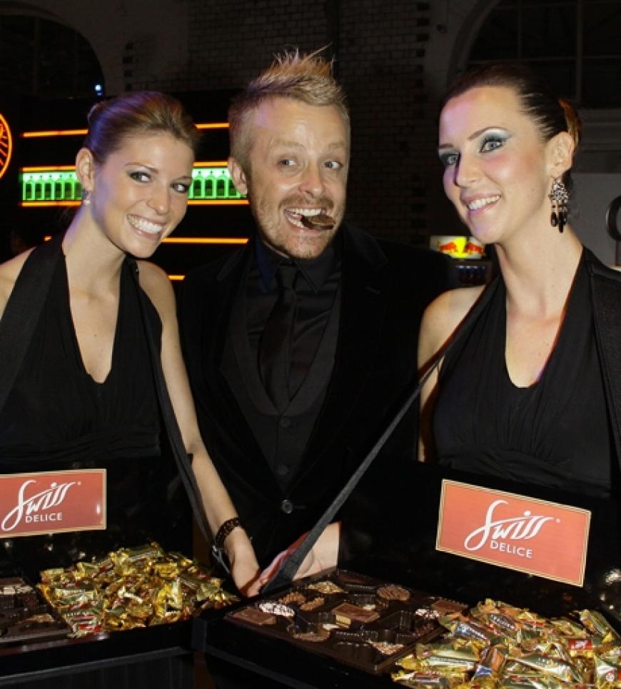Naschkatze: Entertainer Ross Anthony verschlug es gleich nach der Verleihung zu den netten Damen mit der Schokolade