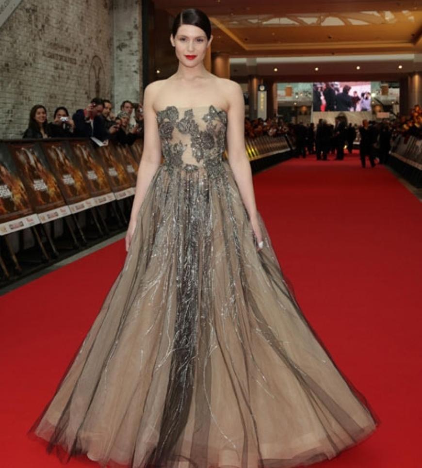 Gemma Arterton wählte für den perfekten Auftritt eine glanzvolle Robe von Valentino. Einfach wunderbar