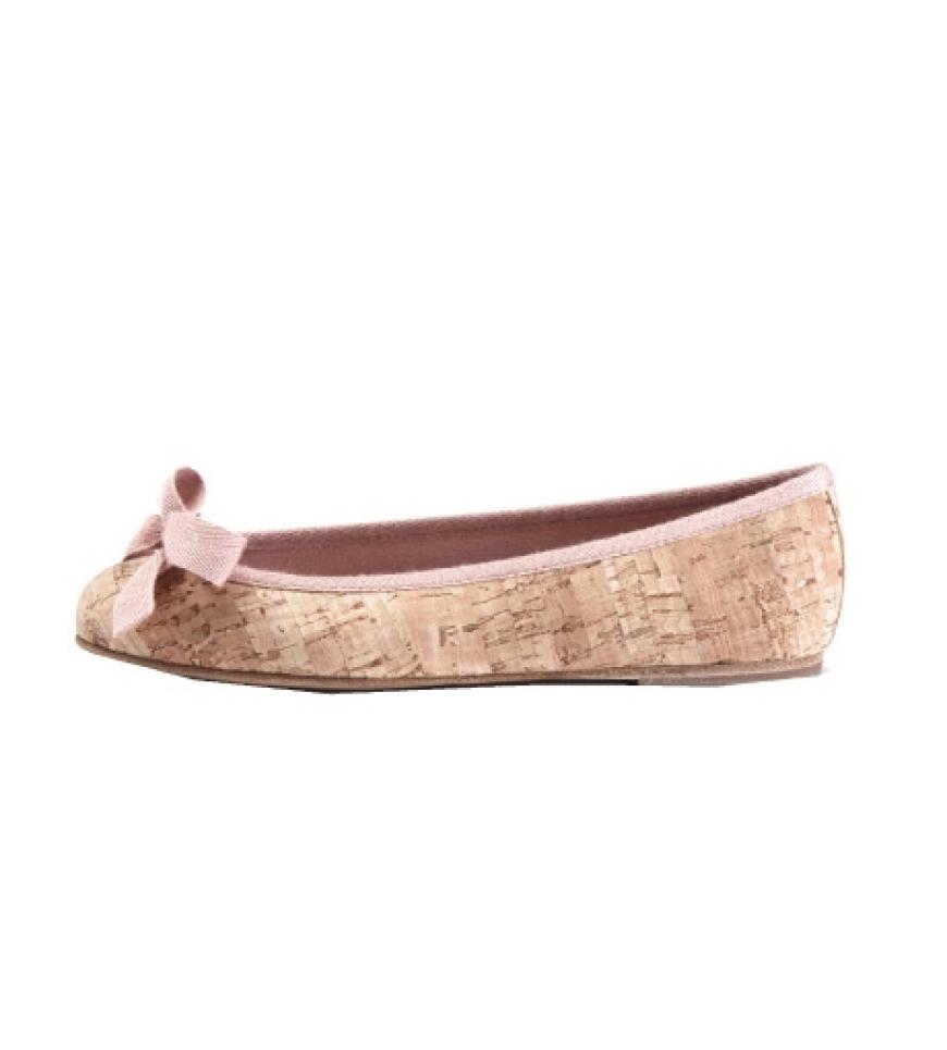 Der zarte Ballerina-Schuh in Korkoptik läd zum sommerlichen Spaziergang ein. Von Pretty Ballerinas, ca. 130 Euro