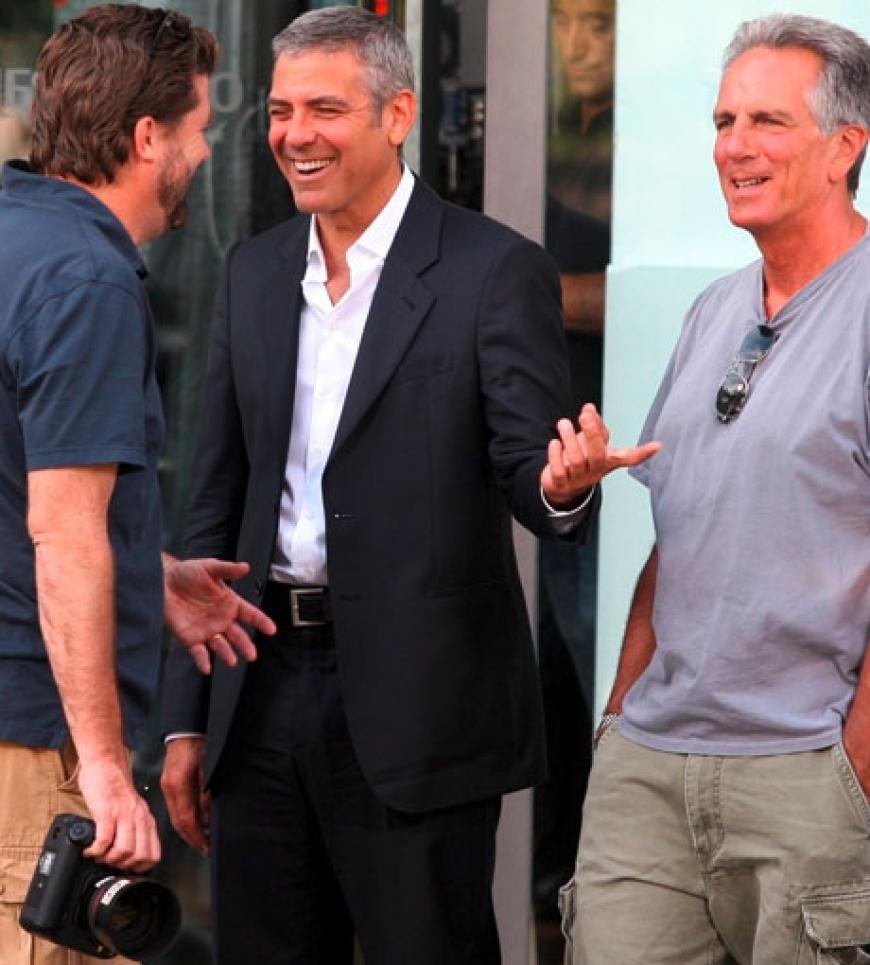 George Clooney scherzt am Set