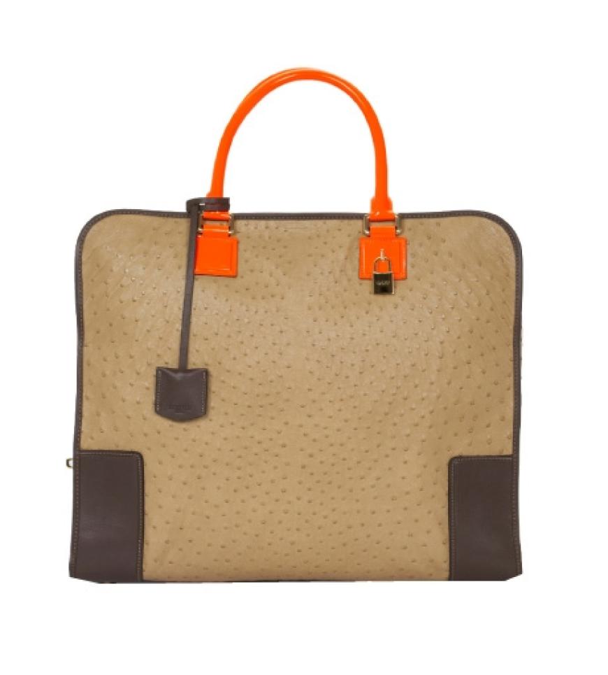 Ein echter Hingucker: Shopper aus Straußenleder mit Neonakzent von Loewe, Preis auf Anfrage