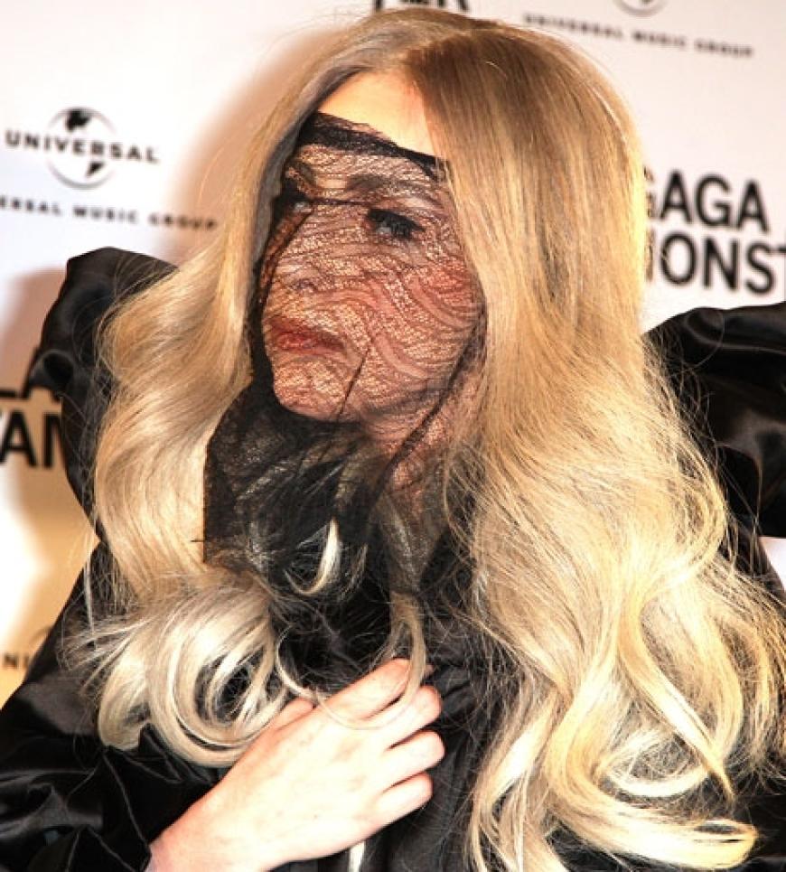 Lady GaGa in Berlin. Am 11. Mai nahm die schräge Künstlerin eine vierfache Platin-Auszeichnung entgegen. In ganz Deutschland hat sie insgesamt 800.000 Alben verkauft