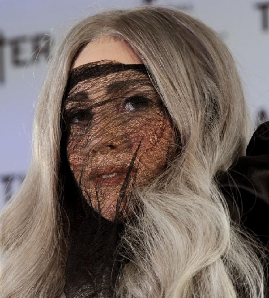Den Gesichtsschutz hat die Diva doch gar nicht nötig!