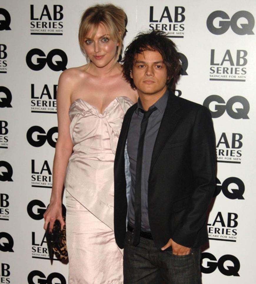 Viele Promi-Männer sind nicht sonderlich groß. Doch der Pop-Jazz-Musiker Jamie Cullum beweist wahre Größe: Er heiratete Anfang 2010 das Topmodel Sophie Dahl trotz eines Größenunterschiedes von mindestens zehn Zentimetern.