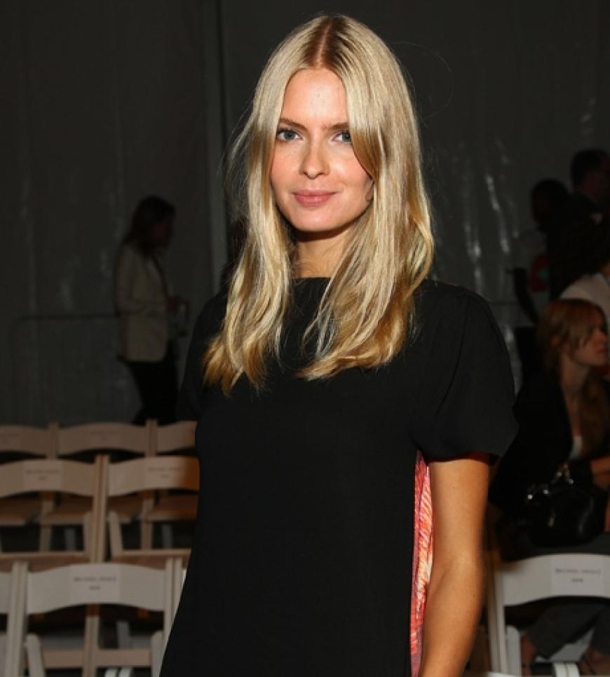 Das deutsche Topmodel Julia Stegner hat ein kleines Geheimnis: Wenn sie lächelt, ist ihr linker Mundwinkel leicht schief.