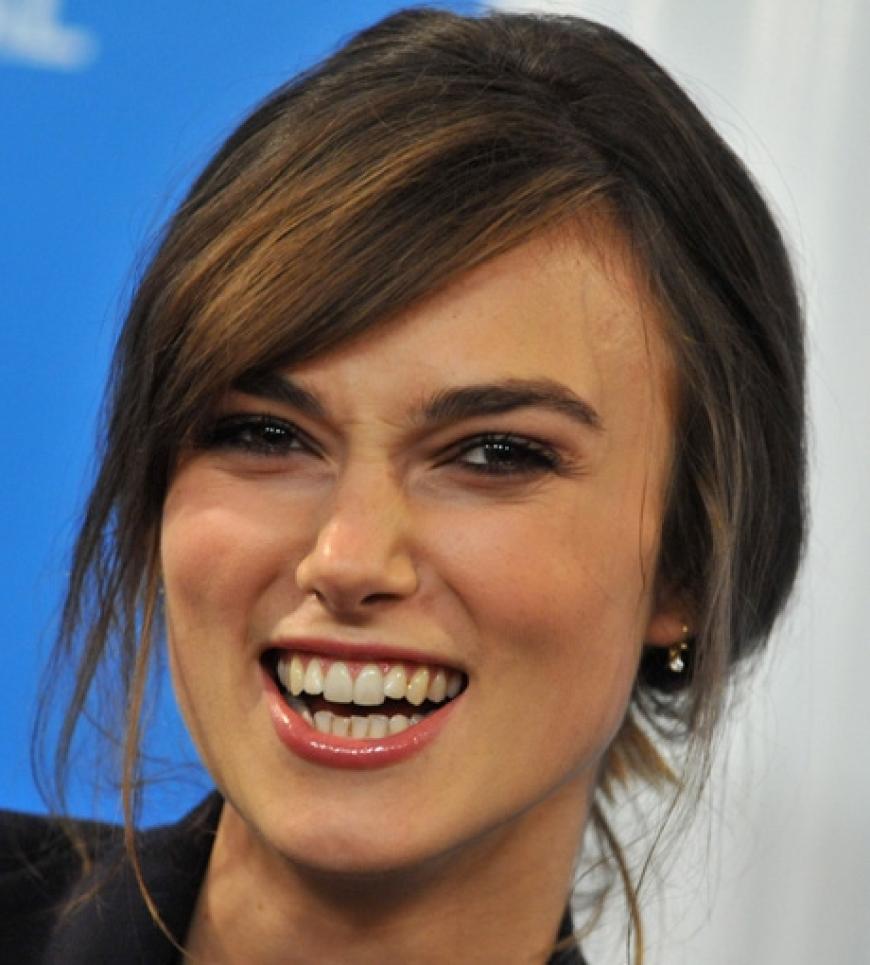 Keira hat Schneidezähne so spitz wie die eines Vampiers. Für eine Rolle in der Twilight-Saga wäre sie somit mehr als prädestiniert. Ein Film-Angebot soll bisher aber aus geblieben sein. Die Produzenten der Fantasy-Filme verlassen sich wohl lieber auf Plastikimitate.