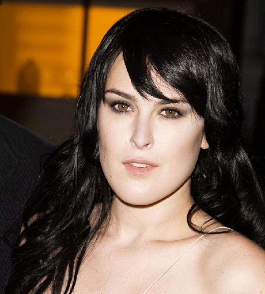 Die Tochter der Hollywood-Stars Demi Moore und Bruce Willis hat das markante Merkmal ihres berühmten Vaters geerbt: Rumer Willis hat eindeutig das Kinn des