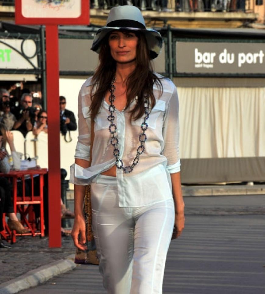 Pastelltöne, bauchfreie Blusen und lässige Accessoires sorgen nicht nur an der Hafenpromenade für gute Laune