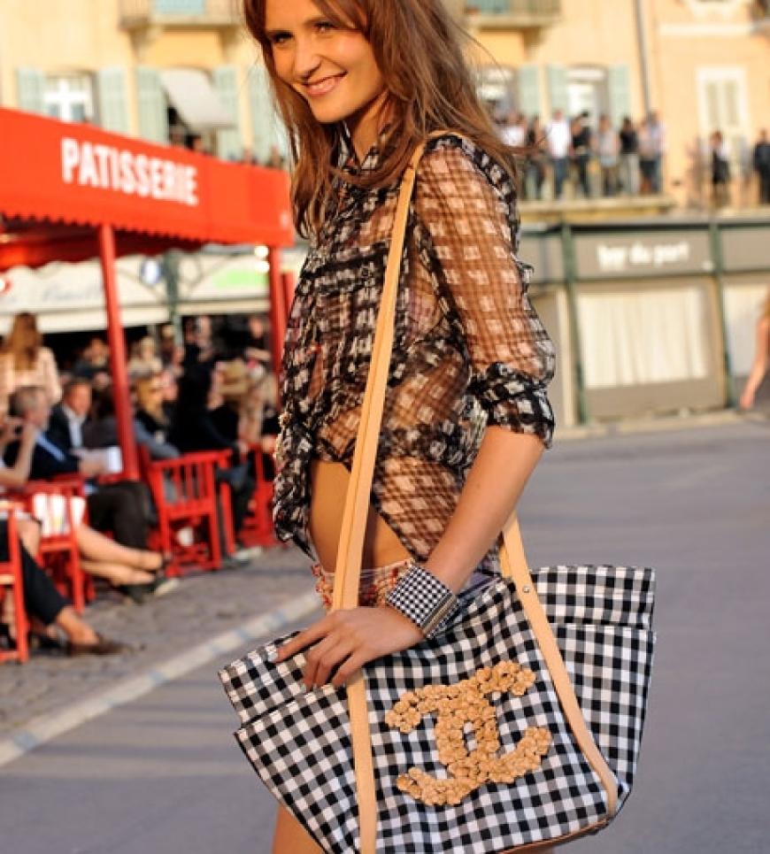 Haben wollen! Diese Chanel-Tasche würden wir nicht nur auf dem Weg zum Strand tragen