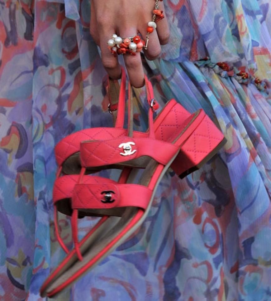 Die Chanel-Sandalen trägt man locker in der Hand. Viele Models liefen die Schau übrigens komplett barfuß