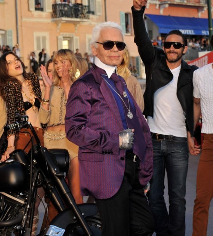 Karl Lagerfeld feiert zusammen mit seinem Team den gelungenen Event