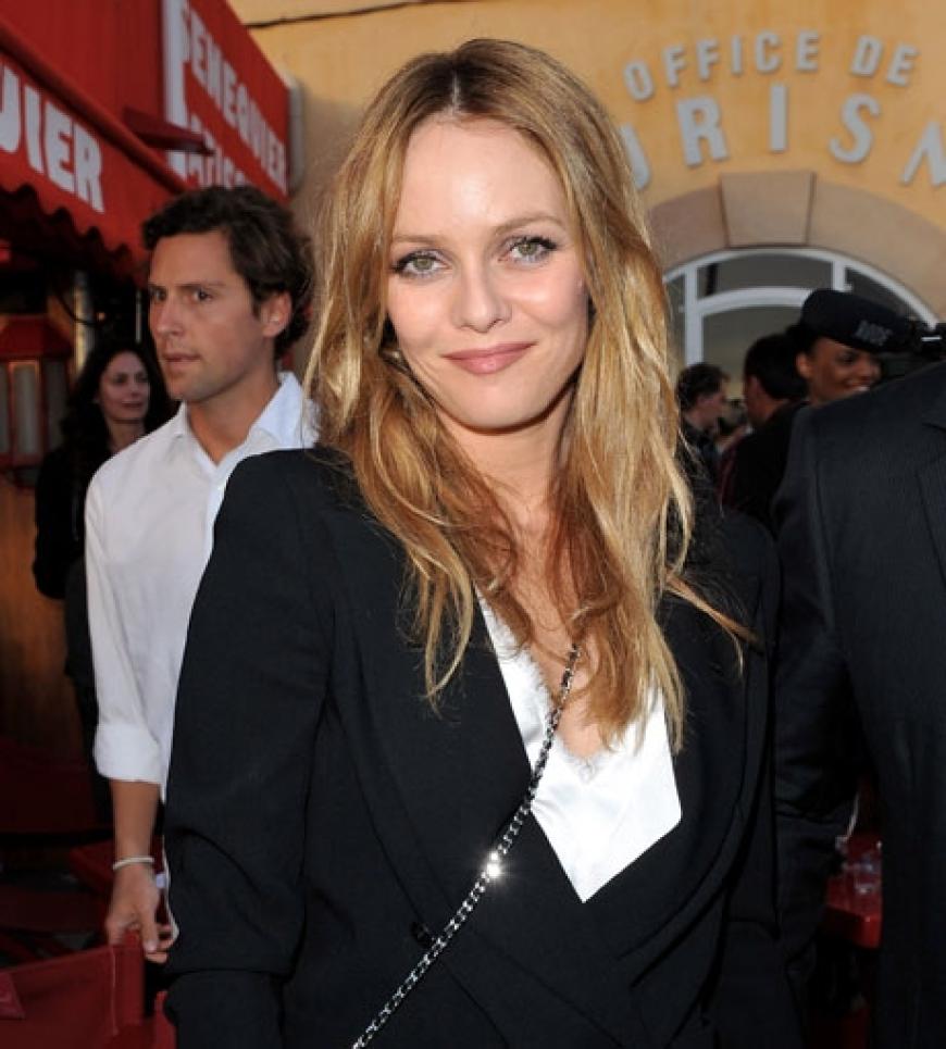 Und natürlich feiern viele berühmte Gäste die neue Chanel-Kollektion mit. Darunter Lagerfeld-Liebling und Freundin von Johnny Depp Vanessa Paradis