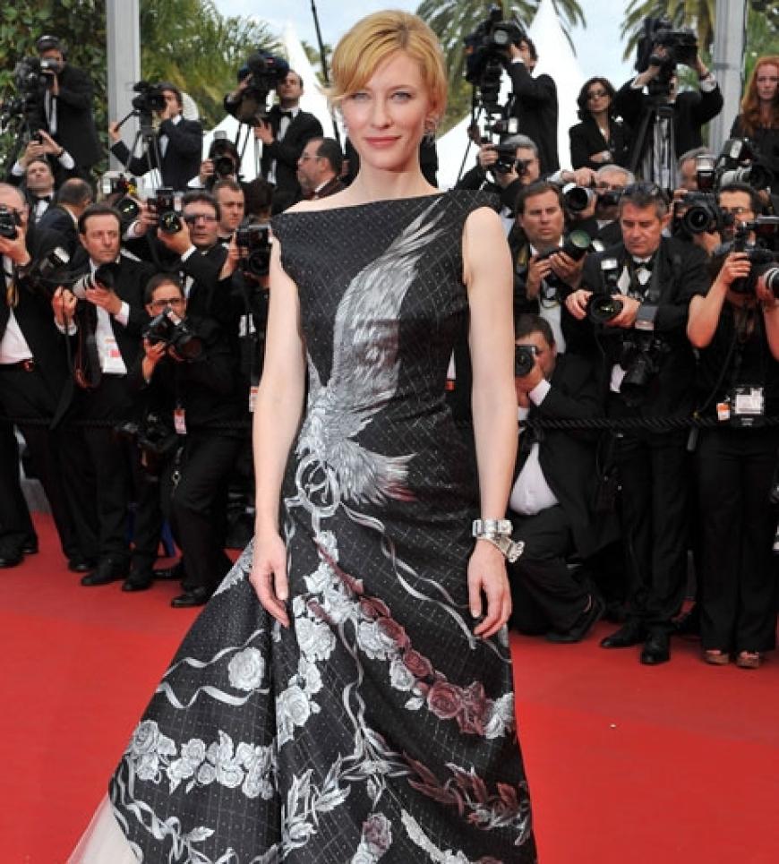 Wie bereits angekündigt, erschien Cate Blanchett in einem schwarzen Kleid des verstorbenen Designers Alexander McQueen. Der Modeschöpfer soll die Robe noch vor seinem Tod persönlich für die Schauspielerin ausgesucht haben