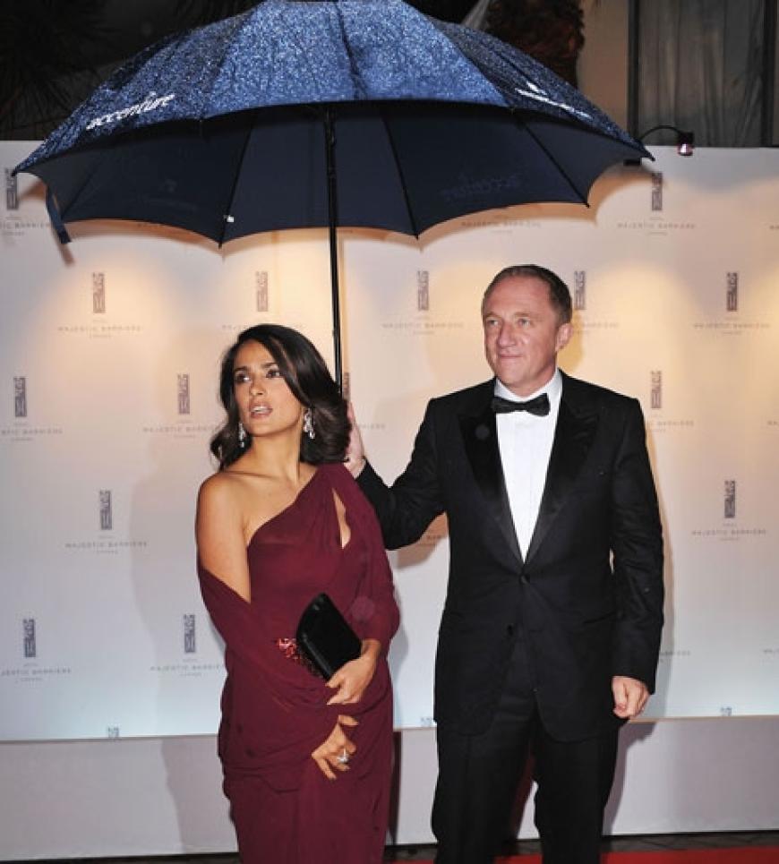 François-Henri Pinault hält den Schirm für seine Liebste Salma Hayek