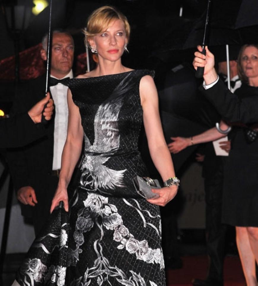 Cate Blanchett musste aufpassen, dass ihre Traumrobe von Alexander McQueen nicht nass wurde