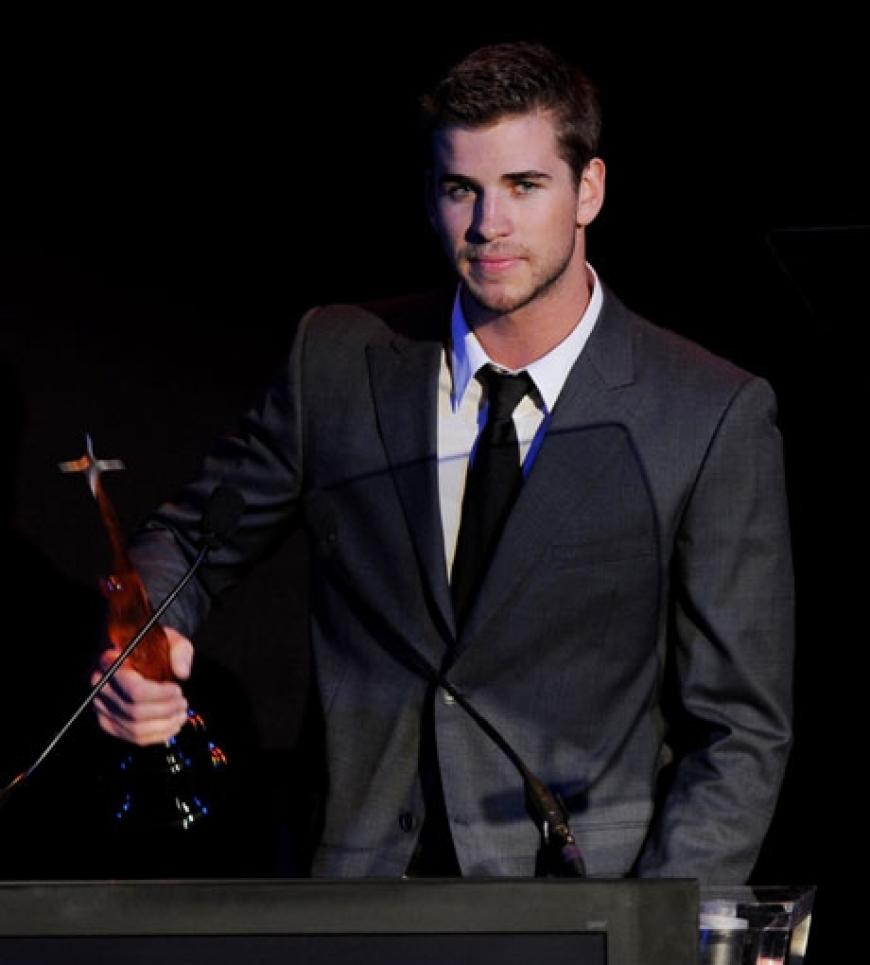 Liam Hemsworth kam ohne Freundin Miley Cyrus. Dafür durfte er einen der begehrten Preise als