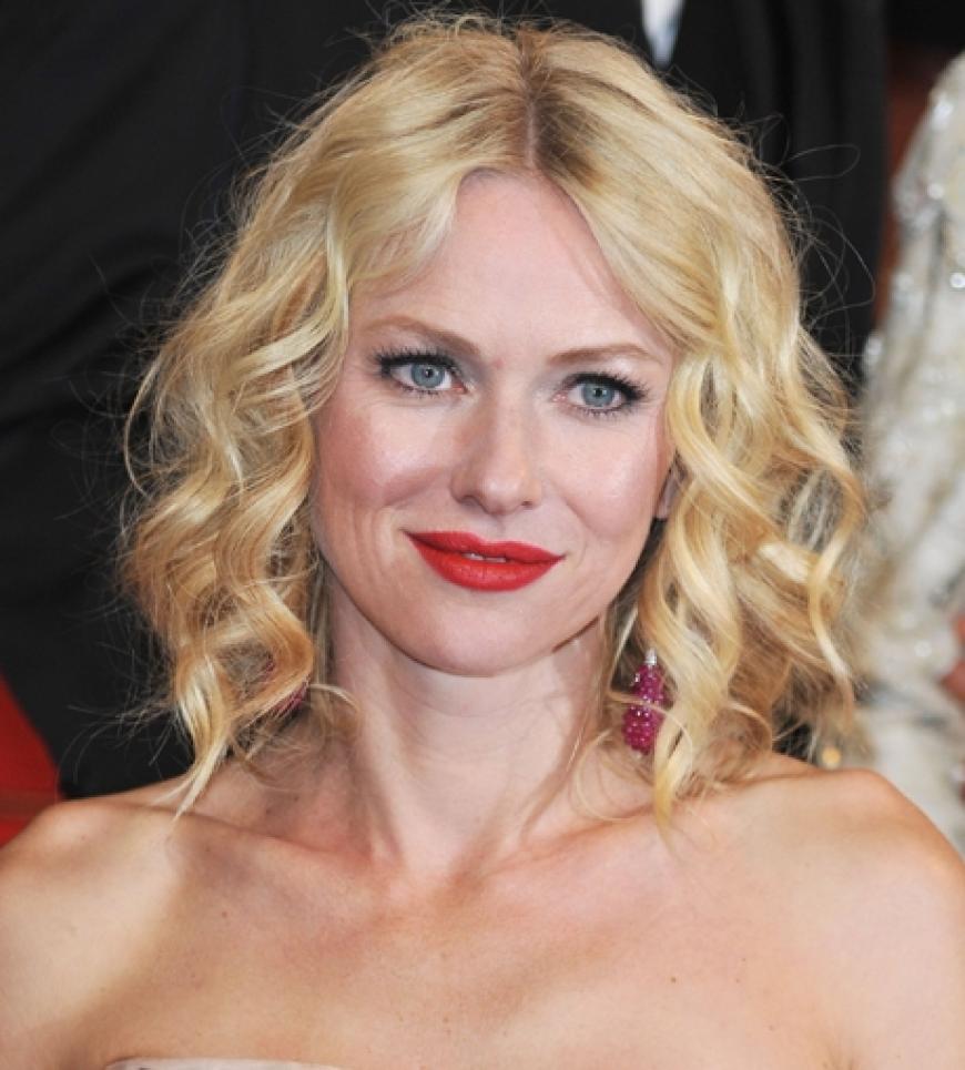 Naomi Watts setzt auf knallrote Lippen und überzeugt!