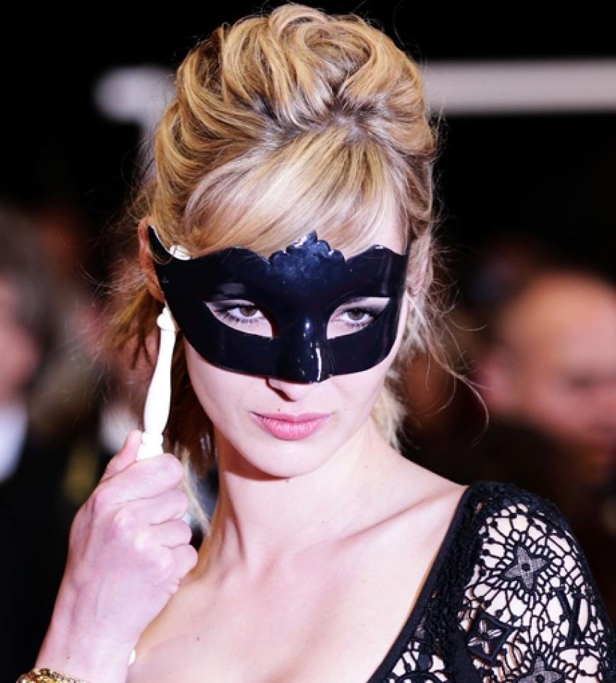 Die französische Schauspielerin Louise Bourgoin kam mit Maske zur Premiere von