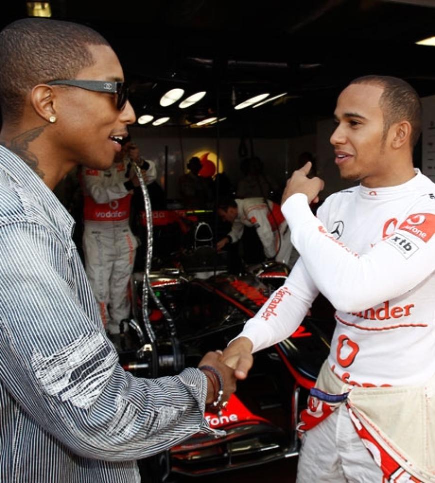 Pharrell Williams trifft in der Boxengasse auf Ex-Weltmeister Lewis Hamilton
