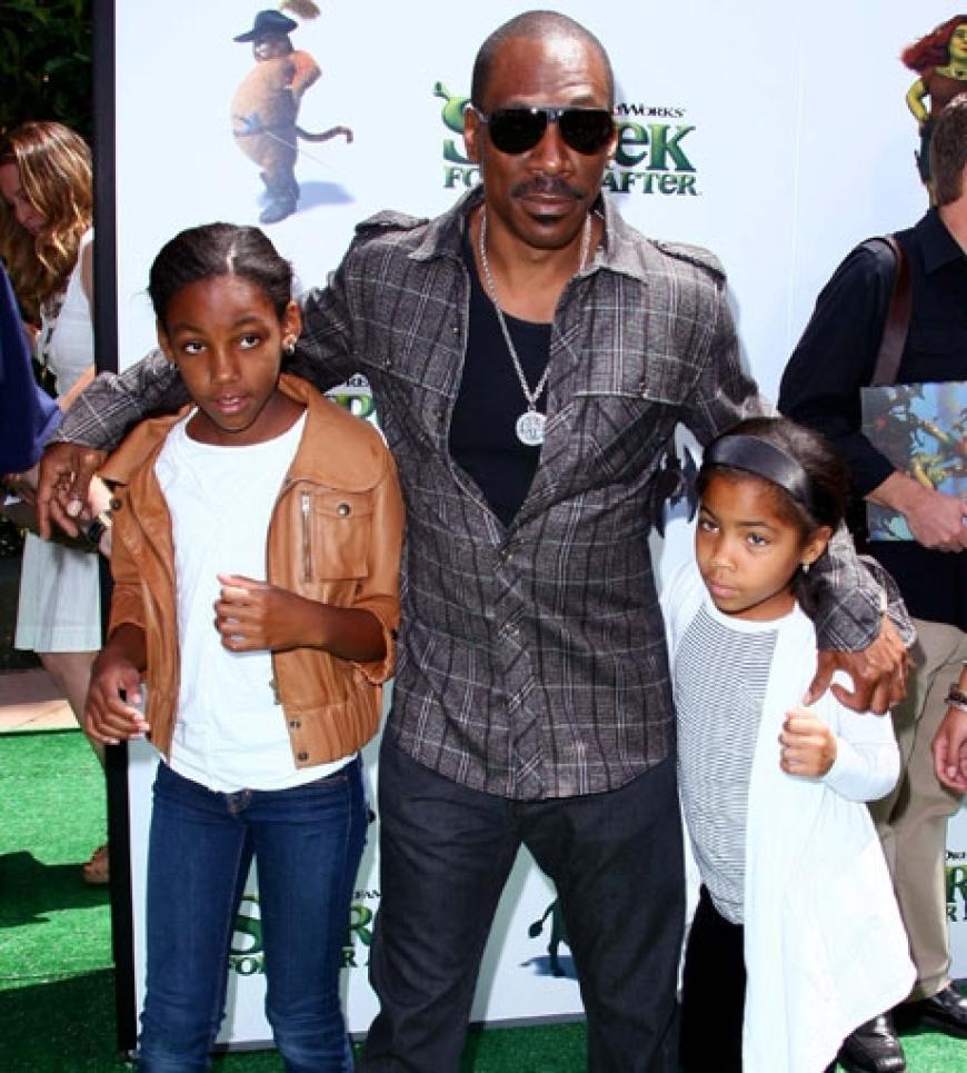 Cooler Daddy: Schauspieler Eddie Murphy mit seinen beiden Töchtern. Im Film leiht er übrigens dem Esel seine Stimme