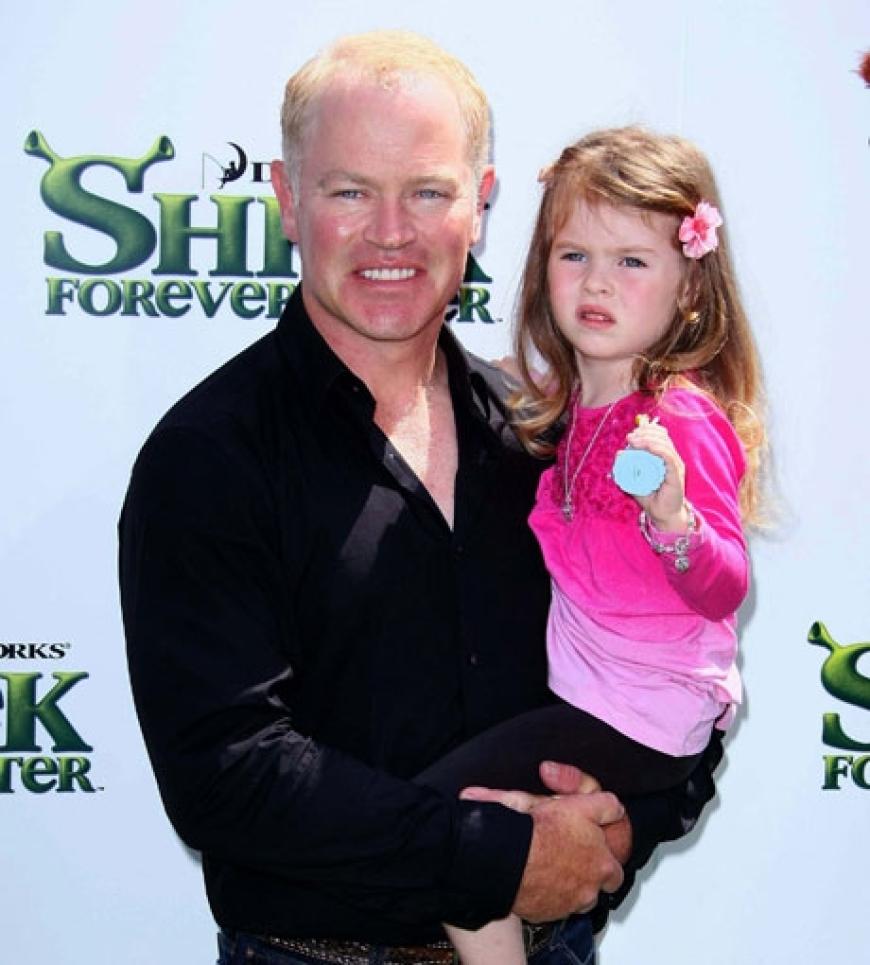 Ebenso Schauspieler Neal McDonough brachte seine süße Tochter mit zur Premiere