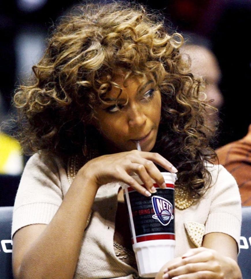 RnB-Queen Beyonce Knowles trinkt ihr Wasser immer mit Cayennepfeffer versetzt. Scharfmacher sollen gegen lästige Pfunde ankämpfen können. Ahja...