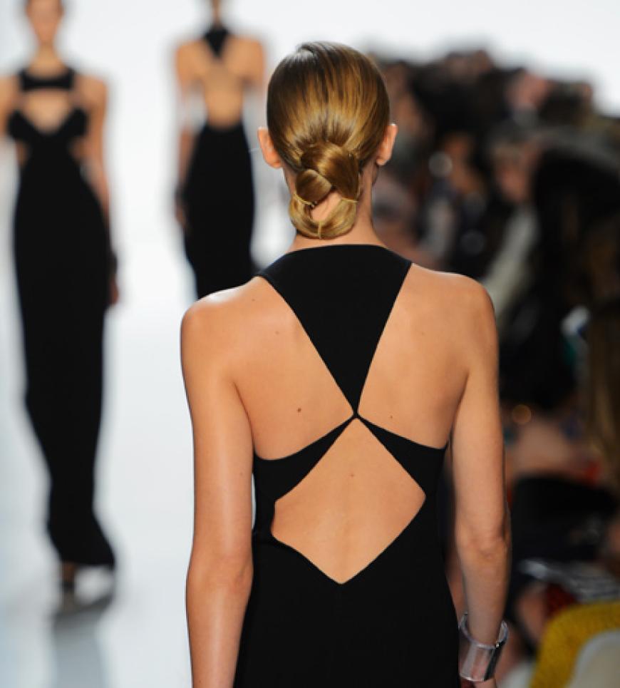 Der ein oder andere Eyecatcher versteckt sich aber doch in seinen Modellen. Der tiefe Rückenausschnitt besticht durch subtile Sexiness.
