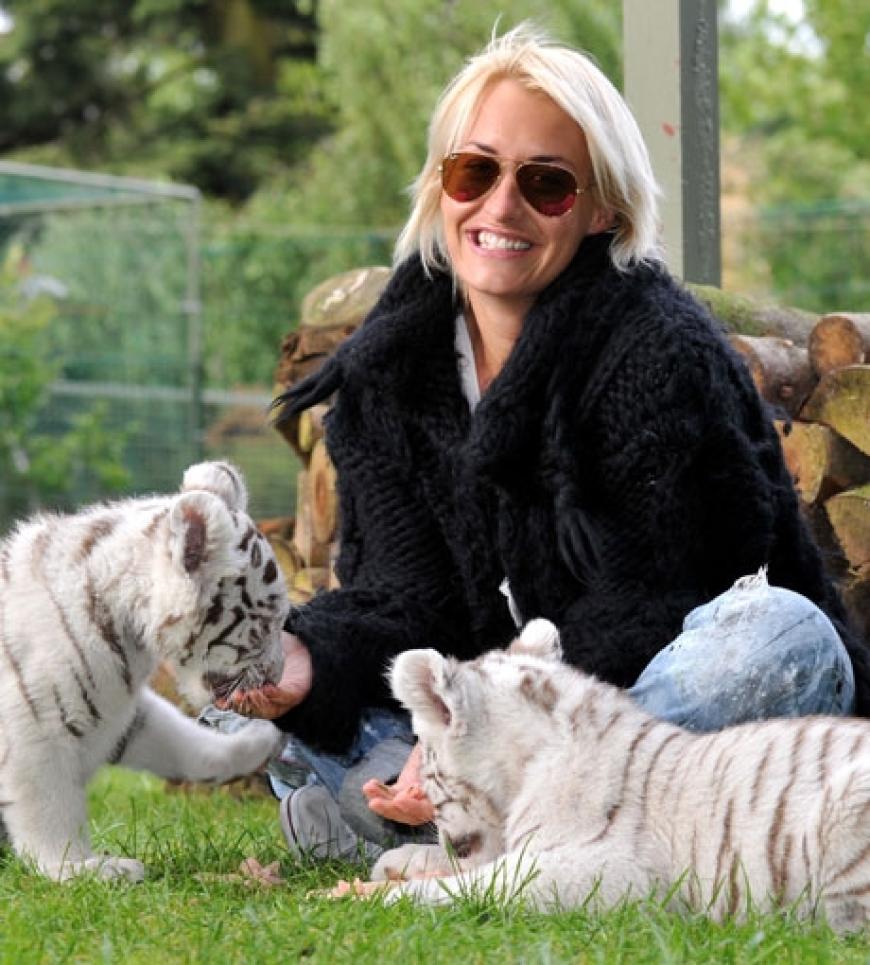 Was für ein Tag! Sarah Connor strahlt über das ganze Gesicht. Die Tiger haben das Herz der Sängerin erobert. Genauso wie ihr Freund und Manager Florian Fischer. Seitdem Liebes-Bekenntnis zeigt sich die 29-Jährige so glücklich wie lange nicht mehr