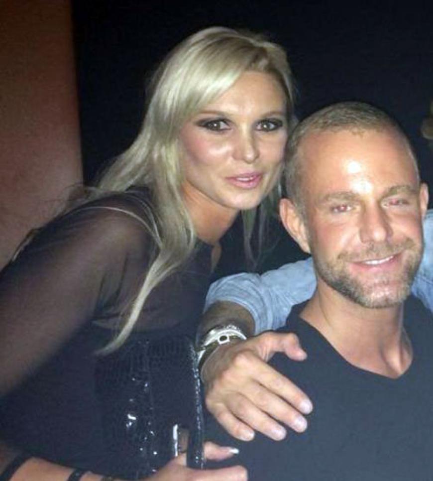 Dennis Uitz und Katja lernten sich auf einer Party in Frankfurt kennen Dennis Uitz und Katja lernten sich auf einer Party in Frankfurt kennen
