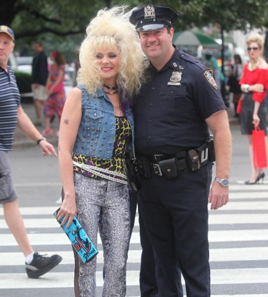 Bei Dreh von SATC 2 wurden die vier Schauspielerinnen ständig von Fans belagert. Dieser Polizist hat es sogar mit aufs Foto geschafft